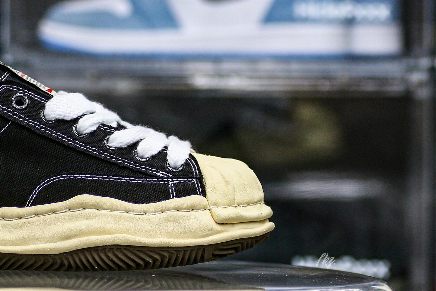 MaisOn Margiel@ Yasuhir0 gum-rubber sole black sneakers