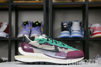 Nike Vaporwaffle sacai Villain Red Neptune Green (LN5 A1)