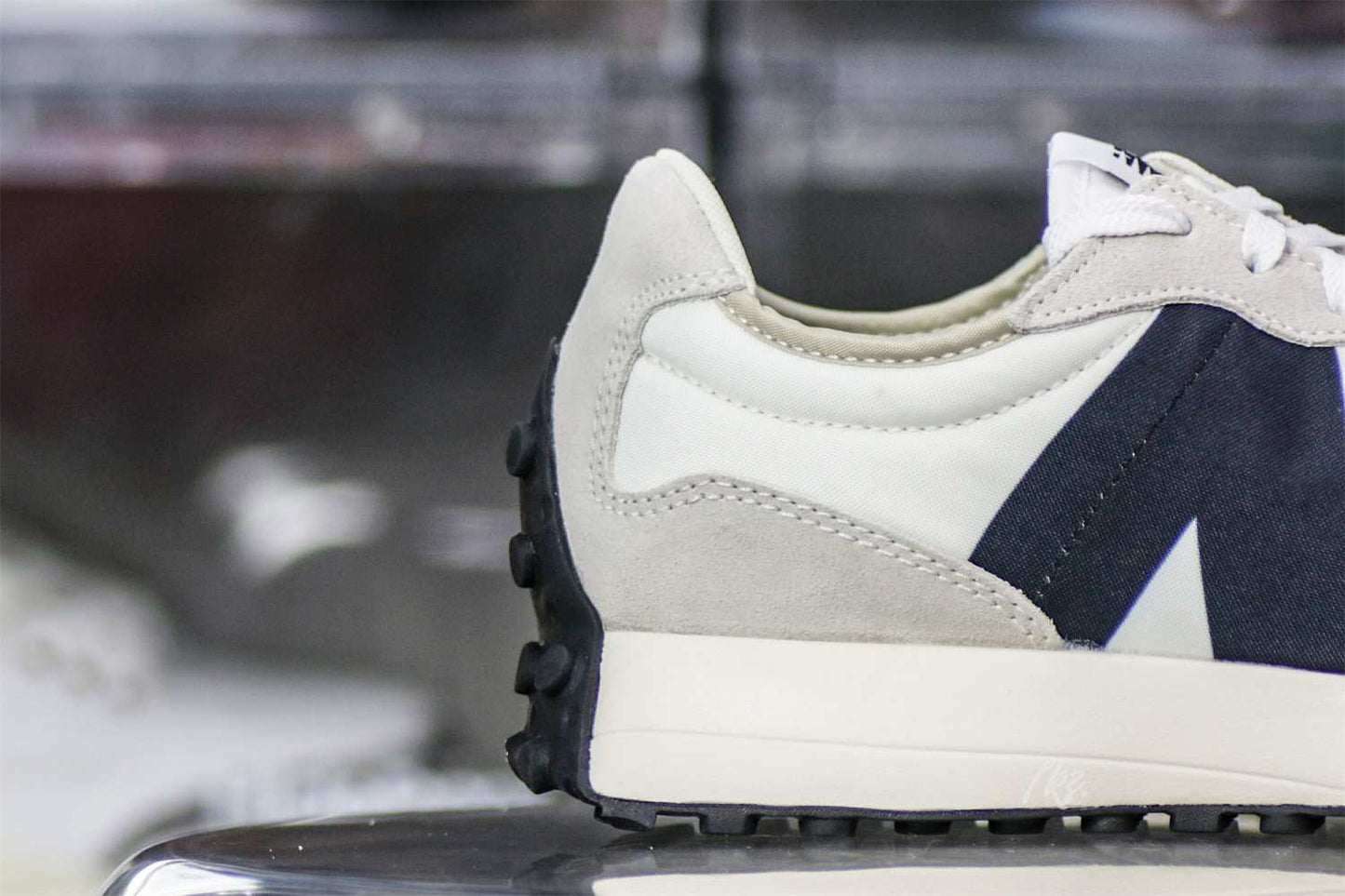 New Balance Wmns 327 Sea Salt Black