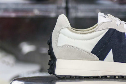 New Balance Wmns 327 Sea Salt Black