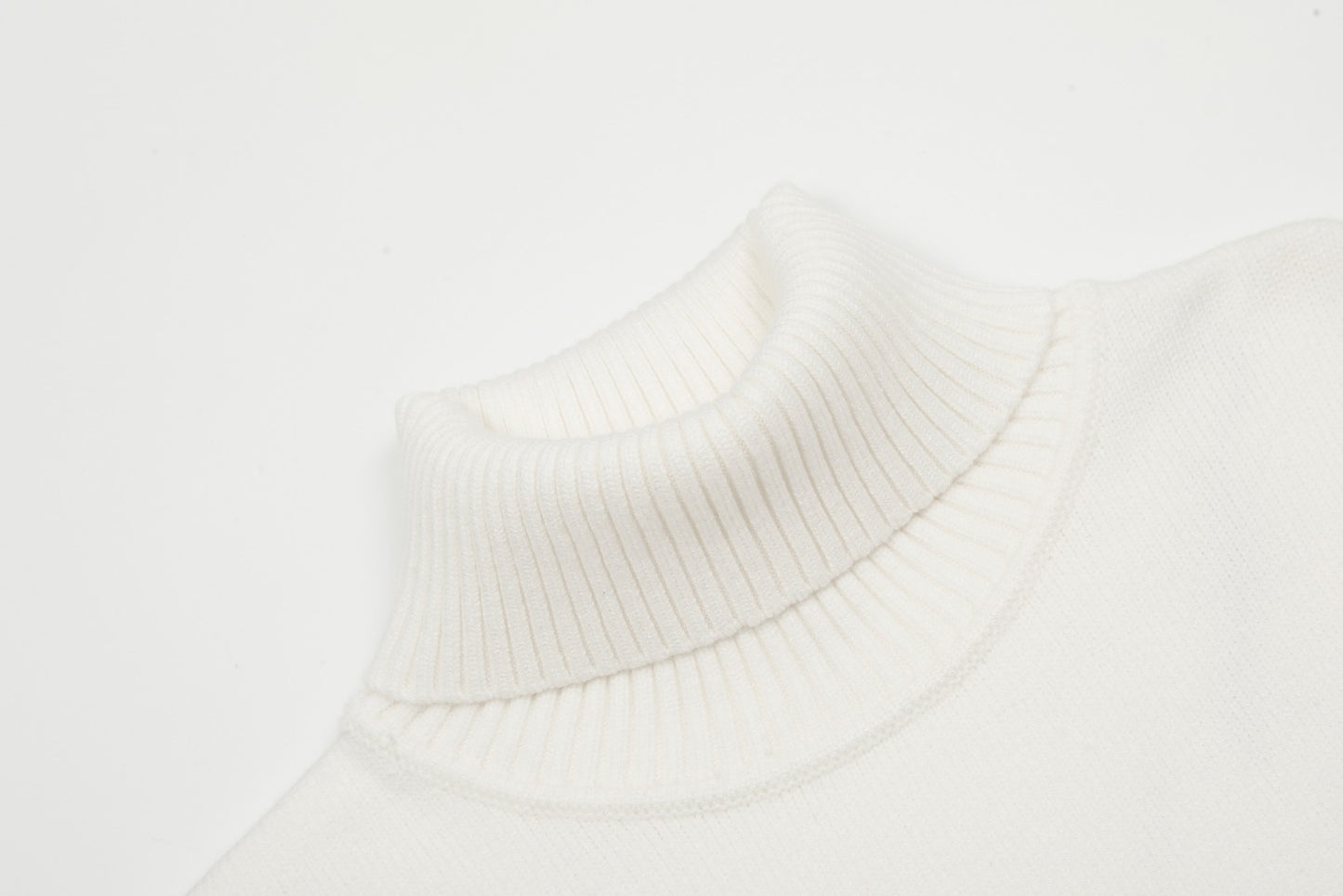 Am1 2024SS classic white jacquard big heart turtleneck sweater