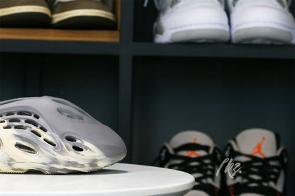 Yeezy Foam Runner MXT Moon Grey (GV7904 (LN5 A1 Batch)